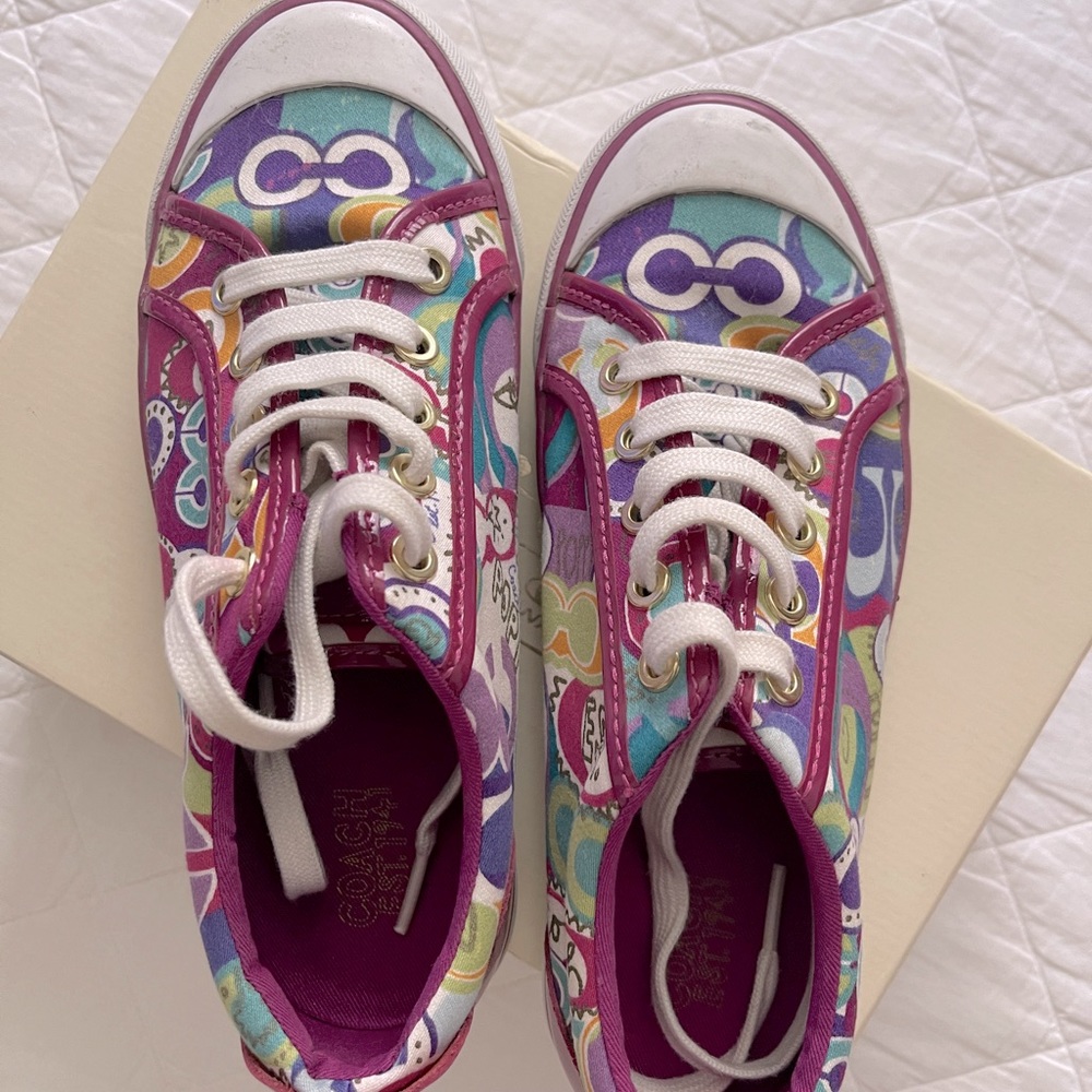 Low top sneaker wore once. In excellent conditions.